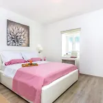Semesterbostad Luxurious In Praputnjak